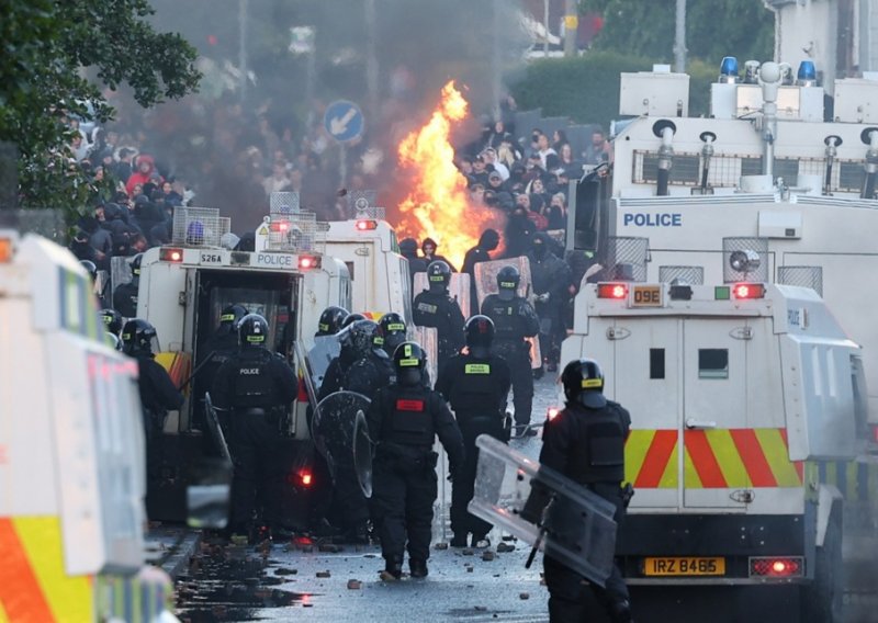 Nastavljaju se prosvjedi kod Belfasta: Policaja ljude tjerala vodenim topovima