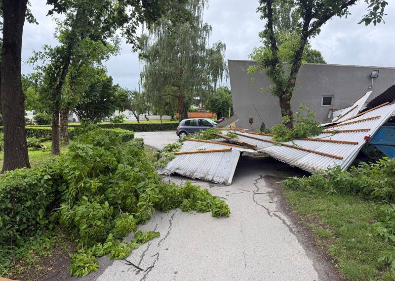 FOTO Posljedice nevremena u Novoj Gradiški: Vjetar odnio krov mrtvačnice, šteta na više lokacija
