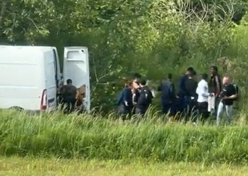 VIDEO Širi se snimka iskrcavanja ilegalnih migranata u Zagrebu, oglasila se policija