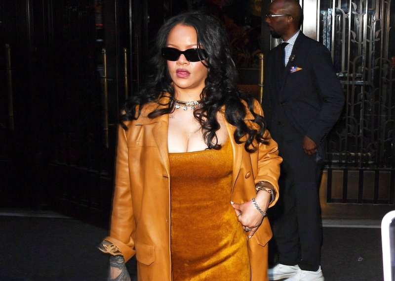 Rihanna zlatnožutom kombinacijom pokazala da monokromatski stil nije nimalo dosadan