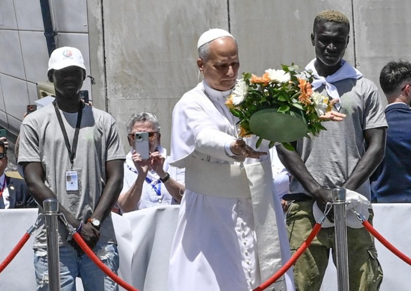 Papa pozvao čelnike na humanost prema migrantima: 'To je broj od kojeg mi pozli'