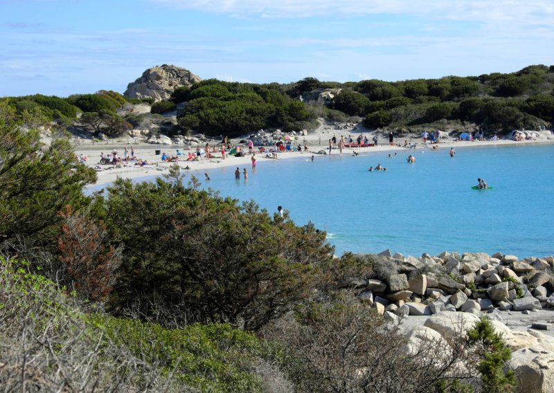 Nova pravila šokirala turiste: Na slavnoj plaži suncobran samo uz dijete ili osobnu iskaznicu 65+