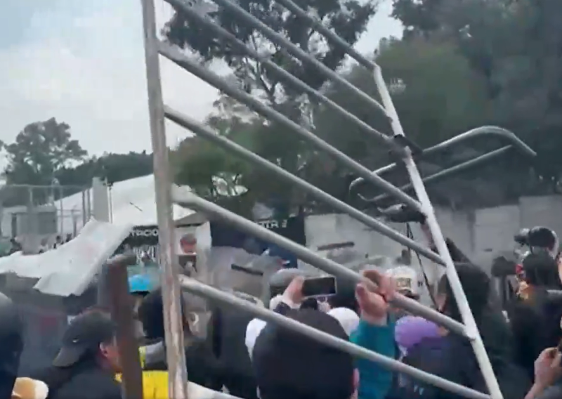 Sukob policije i prosvjednika ispred stadiona Azteca: Probili su ogradu dok je svirala himna