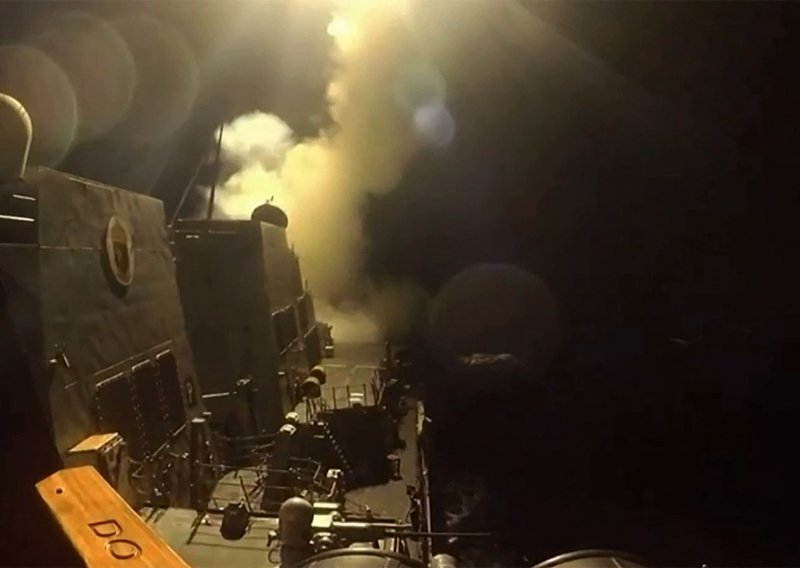 Odjeknule detonacije: Iranska vojska spriječila prolaz tankera s naftom kroz tjesnac