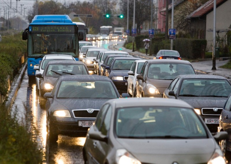 U Zagrebu pokrenuta peticija za kažnjavanje vožnje po žutoj traci. Što vi mislite o tome?
