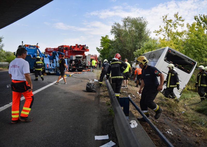 Stravična nesreća u Mađarskoj: Minibus se zabio u kamion u koloni, poginulo sedam osoba