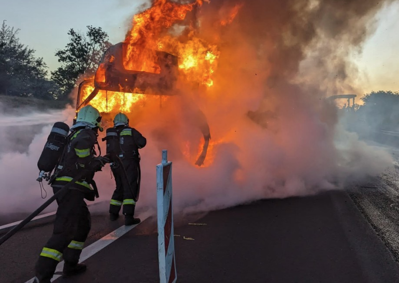 Stravična nesreća u Mađarskoj: Minibus se zabio u kamion u koloni, poginulo osam osoba