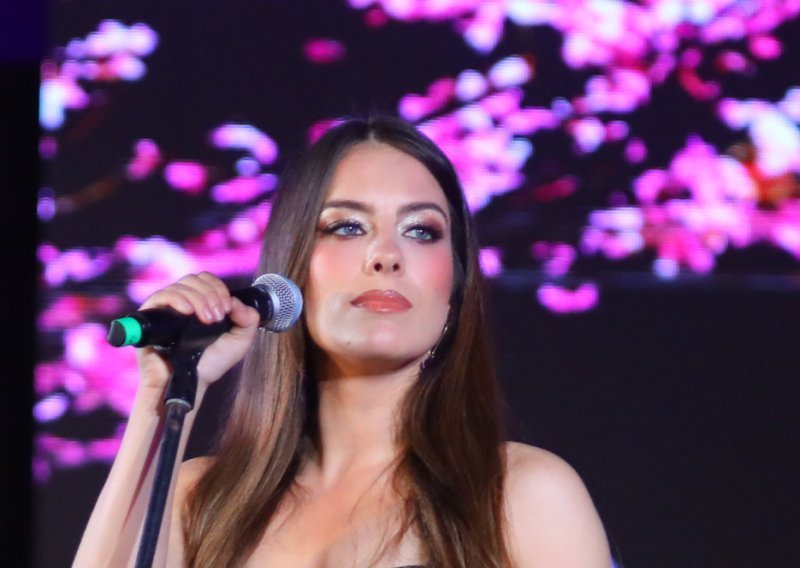 Gluma joj nije jedini adut: Zvijezda 'Kumova' zapjevala u novom videu i oduševila moćnim vokalom