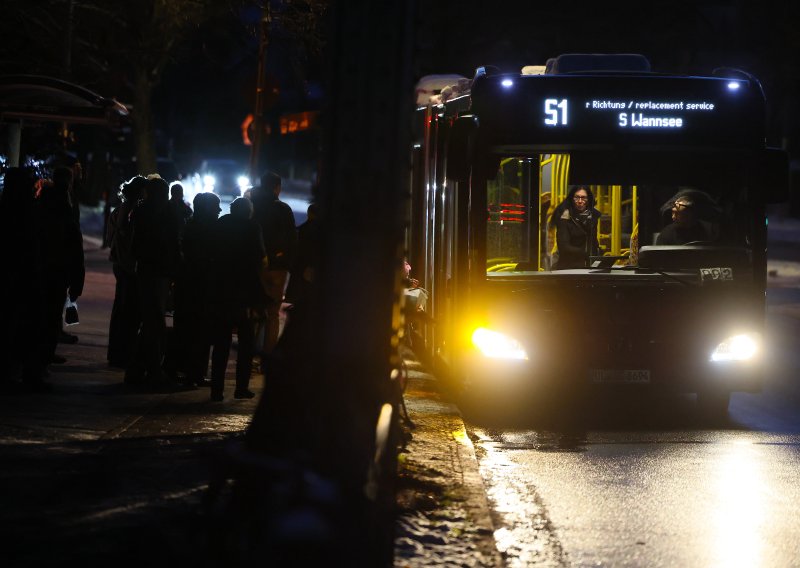 Autobusi i tramvaji krenuli snimati vozače koji nepropisno parkiraju