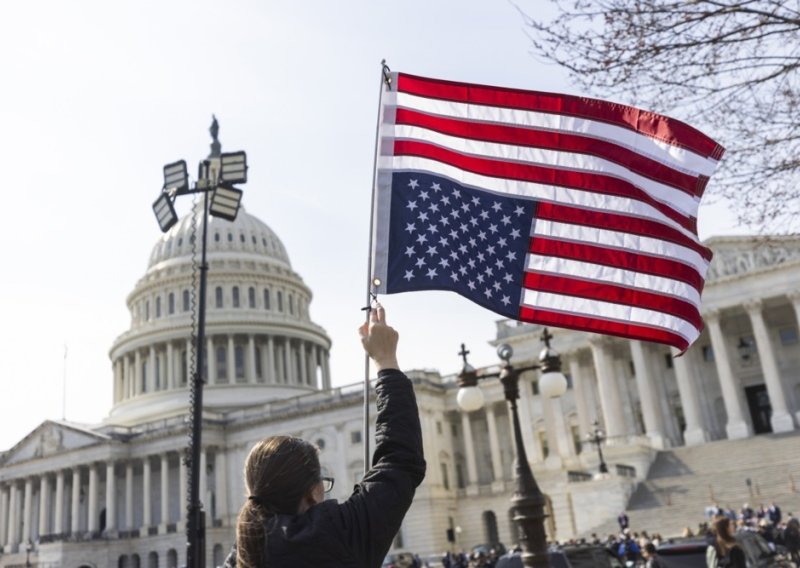 Americi se bliže izbori: Kampanje će potrošiti rekordni iznos na oglašavanje