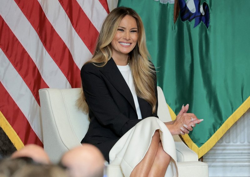 Melania Trump oduševila u chic crno‑bijeloj kombinaciji koja odiše elegancijom