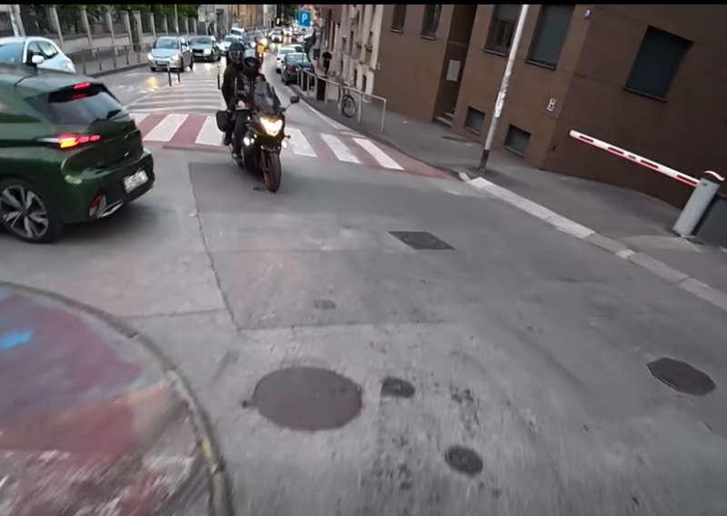 VIDEO Motociklist vozio u suprotnom smjeru i skrivio nesreću, traže ga
