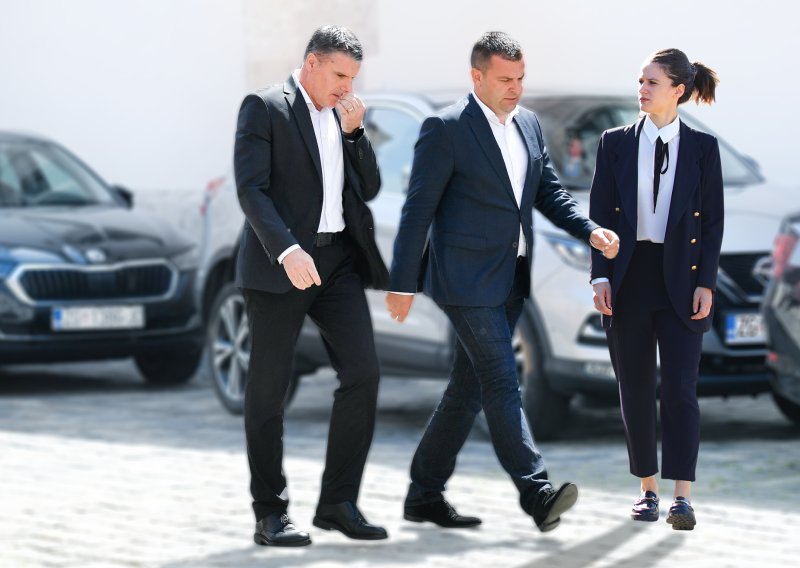 Gej dramolet umotan u interes: Liberali, može li niže?