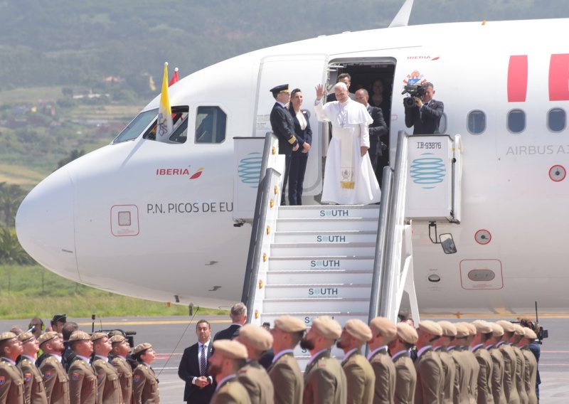 Papa 'zapeo' u Španjolskoj: Kvar zaustavio avion uoči polijetanja