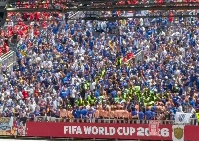 Pogledajte kaos uoči utakmice: Redari ušli među navijače BiH, izbilo naguravanje