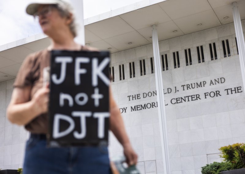 Nevrijeme spasilo Trumpa: Odgođeno uklanjanje njegovog imena s Kennedyjevog centra