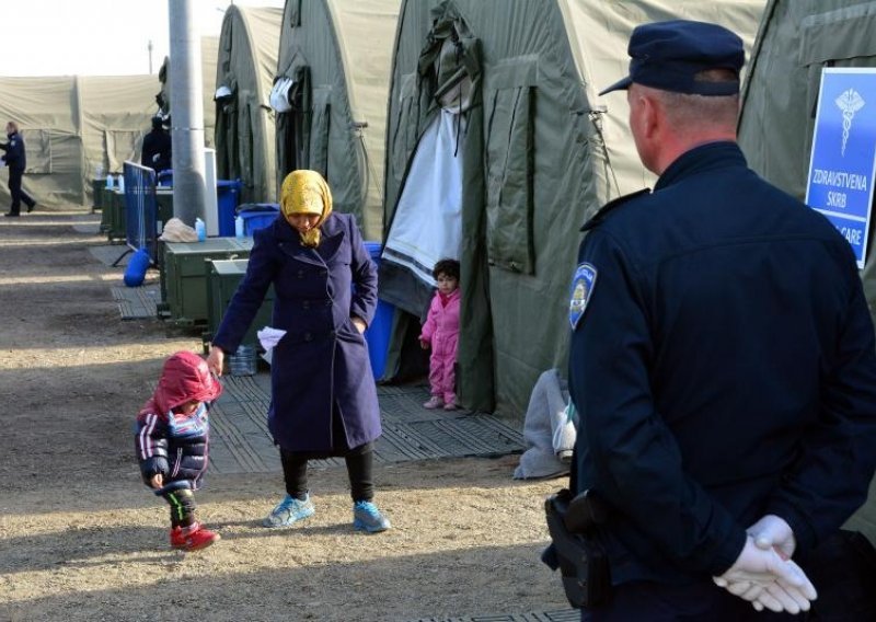 U izbjegličkim kampovima dobrovoljno je radilo 25.000 policajaca