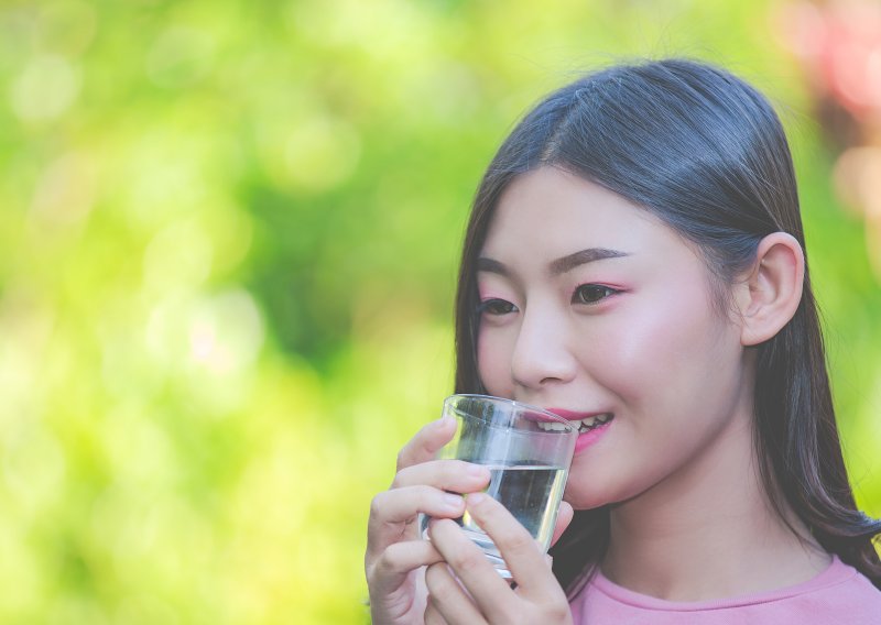 Japanska tajna dugovječnosti: Zašto je čaša tople vode sve što vam treba za reset organizma?