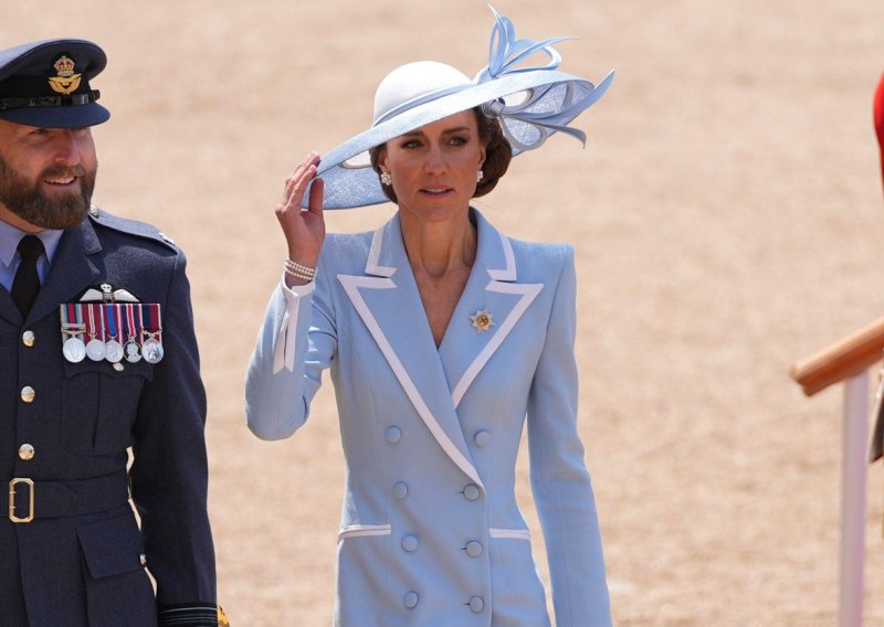 Kate Middleton zablistala u plavom i modno uskladila cijelu obitelj