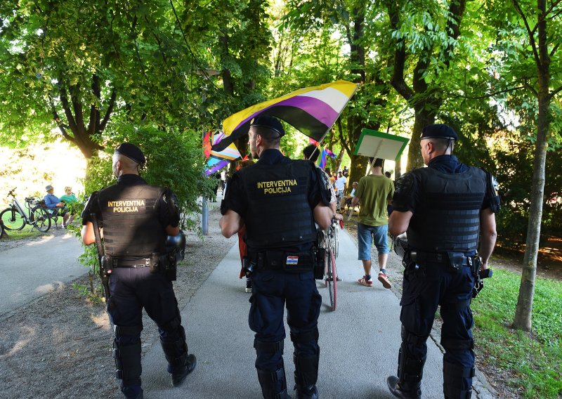 Karlovačka povorka ponosa: Zabranjena izložba poljubaca LGBT osoba