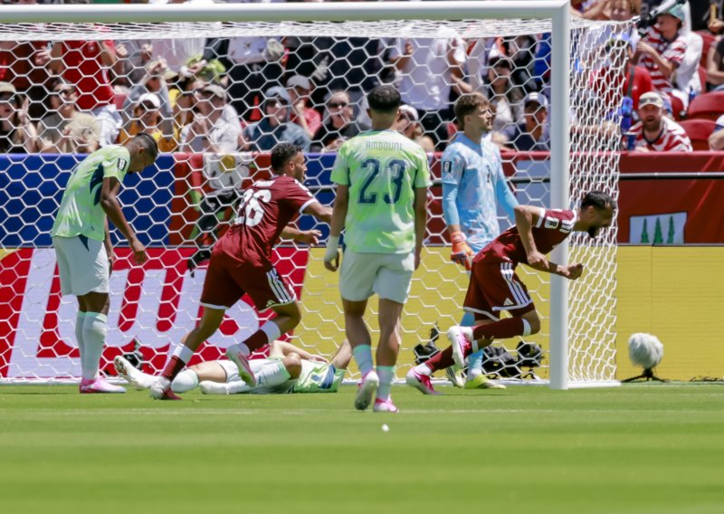 Reakcija katarskog izbornika na gol je hit. Dok njegovi igrači slave...