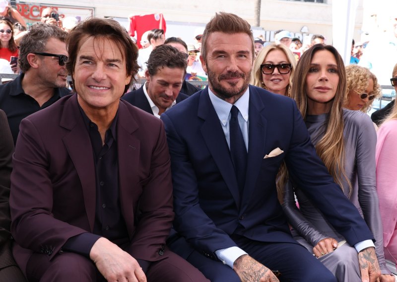 Tom Cruise poljubio ruku Victoriji Beckham i izazvao lavinu komentara