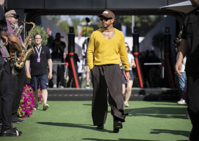 Kao s naslovnice: Lewis Hamilton u upečatljivoj Pradi dokazao da modu ima u malom prstu