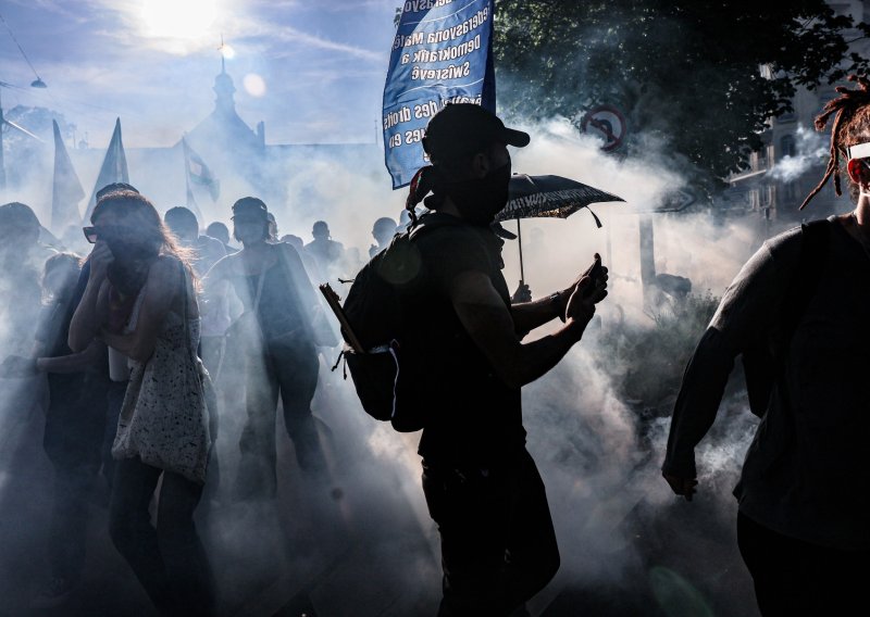 Kaos u Ženevi: Prosvjednici zapalili Teslu i razbili prozore UN-a, policija ispalila suzavac