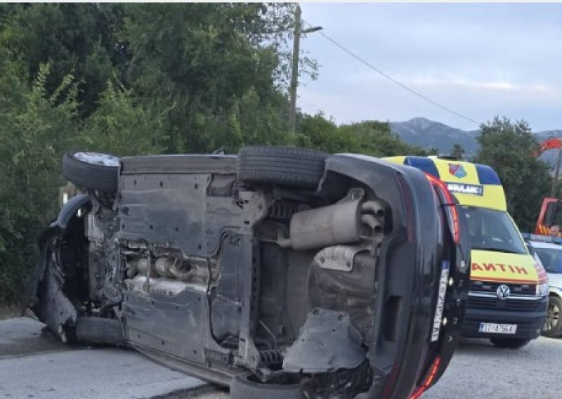 Jurio za motociklistom: Policijski presretač završio na boku