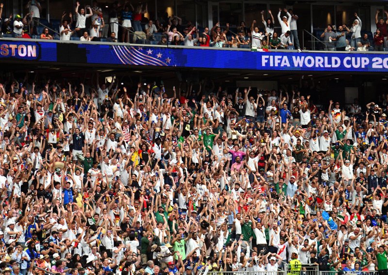 Stadion je bio klimatiziran, a FIFA je svejedno zaustavila utakmicu. Navijači nisu mogli vjerovati