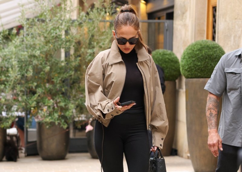 Ponovno su vrući hit: Jennifer Lopez pokleknula pred najomraženijim hlačama