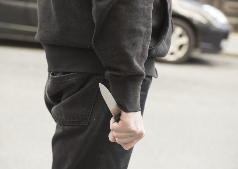 Drama u Dubrovniku: Nakon svađe izbo ženu u stubištu stambene zgrade