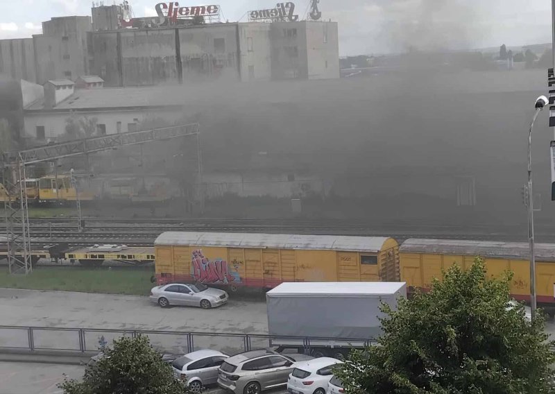 Vatrogasci ugasili požar u napuštenom kompleksu bivše tvornice Sljeme