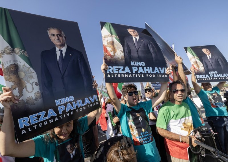 Više stotina ljudi prosvjedovalo prije utakmice s Iranom, on im zaprijetio