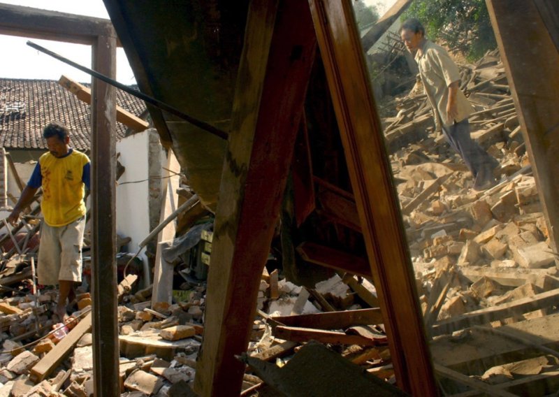 Snažan potres pogodio indonezijski otok: Zasad nema opasnosti od tsunamija
