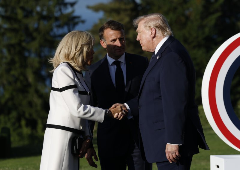 Trump opet u elementu: Pogledajte neugodno rukovanje s Brigitte Macron