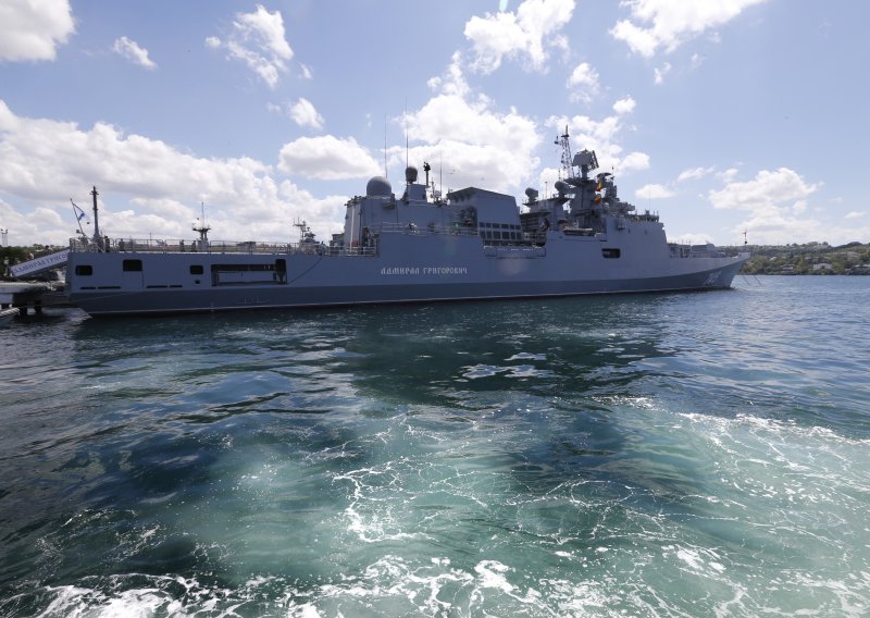 Ruski ratni brod pucao u blizini britanske jedrilice u La Mancheu