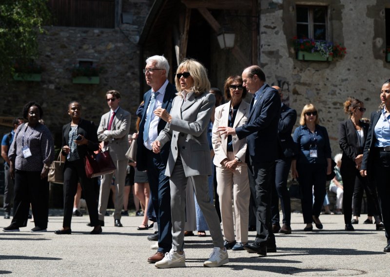 Brigitte Macron napravila modni presedan i štikle zamijenila netipičnom obućom za nju