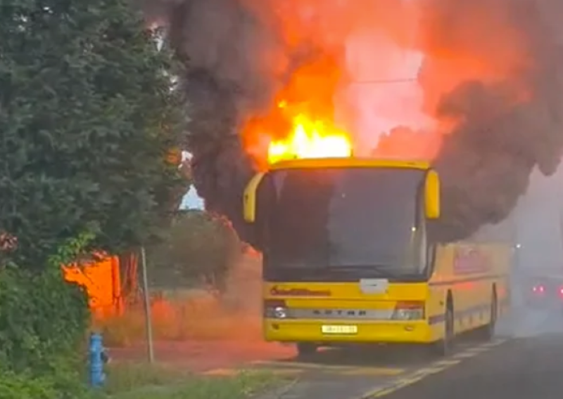 Vatra progutala autobus kod Bjelovara, vozač na vrijeme pobjegao: 'Bio je u panici'
