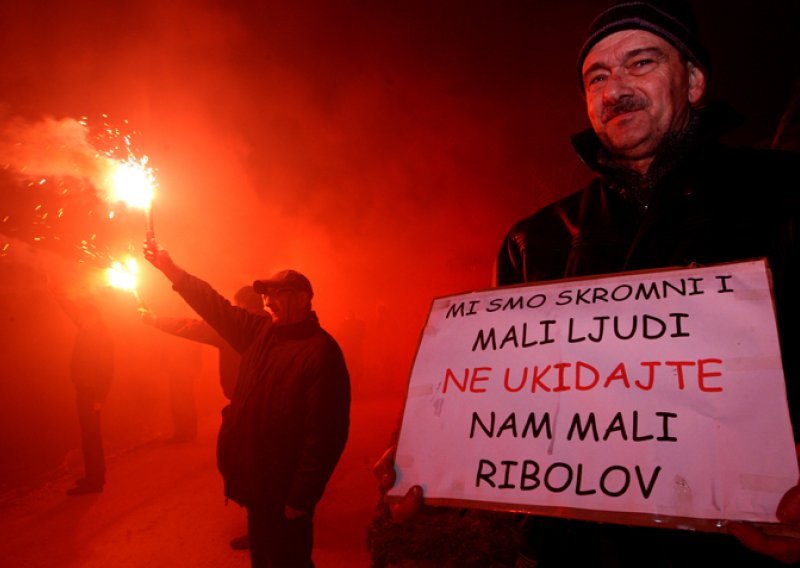 Boduli bakljama 'ugasili mrak' na hrvatskim otocima