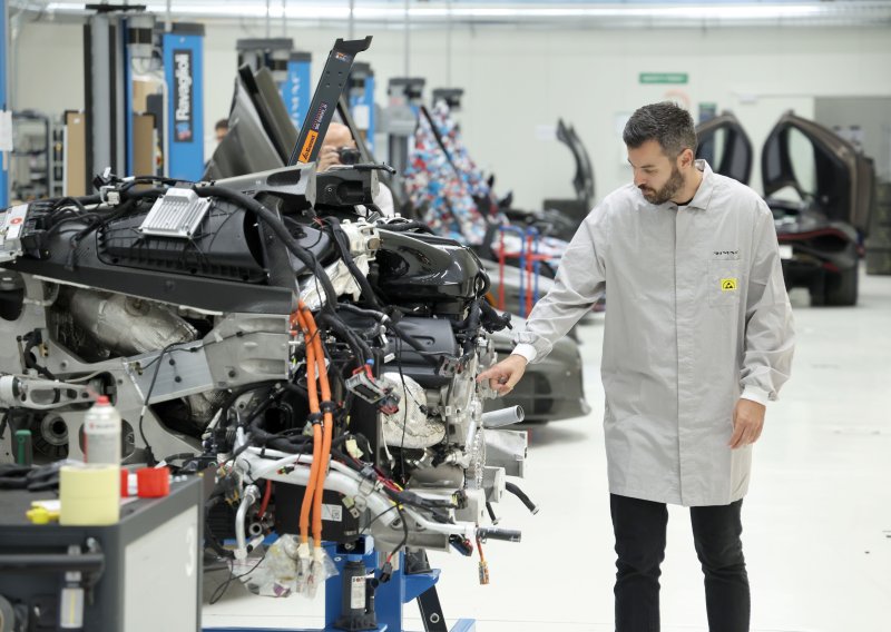 FOTO Zavirili smo u Rimčevu tvornicu u kojoj nastaju baterije za BMW i7: Svake 52 sekunde nastaje novi modul