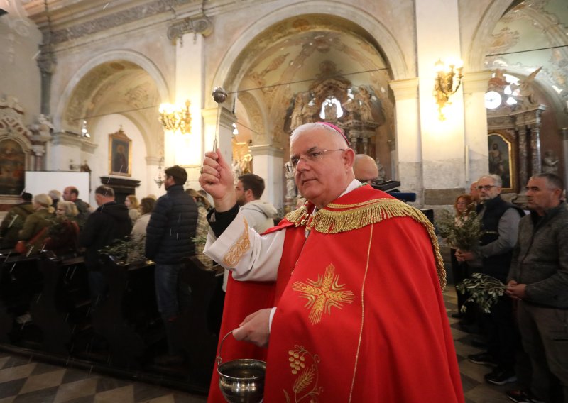 Uzinić osudio ustaški ZDS i nacističke simbole na procesiji u Rijeci