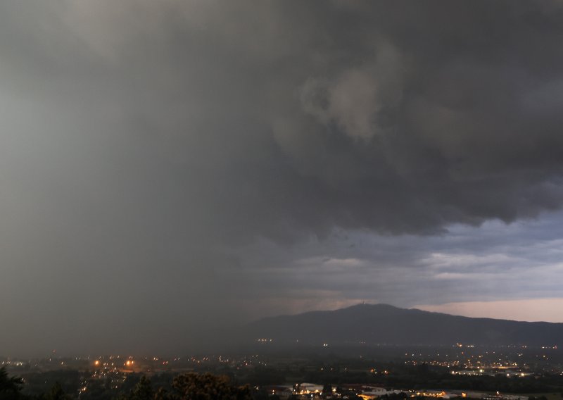 VIDEO Najavljeno nevrijeme stiglo do Zagreba: Za dvije regije upaljen meteoalarm
