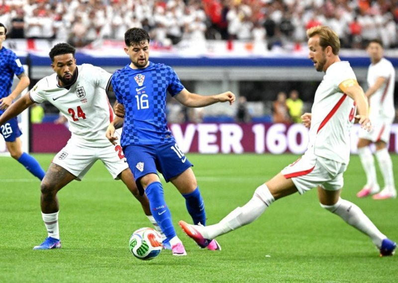 Hrvatska na startu SP-a izgubila 4:2 od Engleza, sjajni Livaković nas je spasio težeg poraza