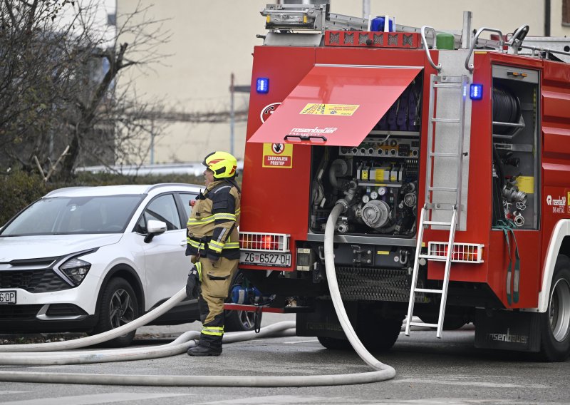 Nemojte ovo raditi dok popravljate automobil: Izgorio auto, mladić završio na Traumi