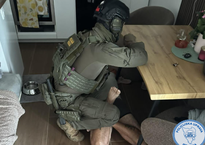 VIDEO Razbijena narkomreža u Istri: Pronađeni kokain, eksploziv, bombe i deseci tisuća eura