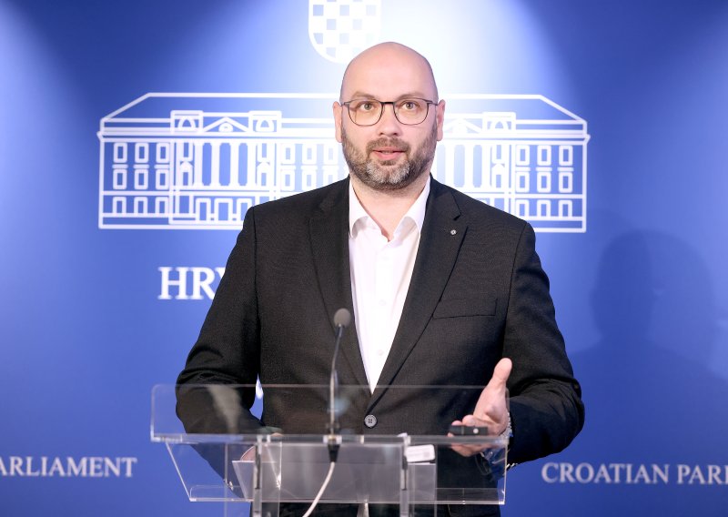 Baksa: 'Ozbiljna politika ne proizvodi skandale, nego predlaže zakone'