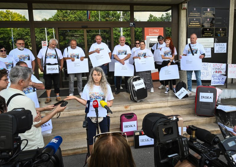 VIDEO Veterinari s kovčezima stigli ispred Ministarstva: Hitno obustavite ilegalni natječaj!