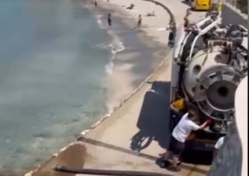 Nevjerojatne scene u Lumbardi: Cisterna ispraznila fekalije na plaži