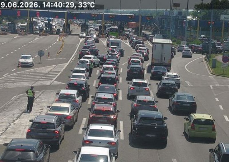 FOTO Krenule gužve: Kod Lučkog prema moru kolona sve duža